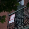 Affiche «à louer» sur un balcon.