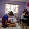 Des enfants cubains qui étudient à la maison.