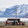 Une famille se promène dans la communauté de Pangnirtung, au Nunavut.


