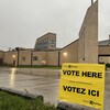 Un panneau d'Élections Manitoba devant un bureau de vote dans l'église Saints-Martyrs-Canadiens, à Winnipeg, le 3 octobre 2023.