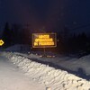 Un panneau électronique sur le bord de la route.