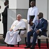 Le pape François est assis aux côtés du président Félix Tshisekedi devant le palais présidentiel.