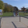 Un homme s'amuse dans le parc de planche à roulettes. 