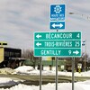 Une pancarte indiquant Bécancour, Trois-Rivières et Gentilly en hiver devant le bâtiment de la société du parc industriel et portuaire de Bécancour.