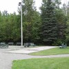 Un terrain de pétanque dans un parc avec des tables de pique0