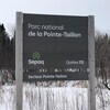 Une affiche de parc en hiver.