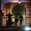 Des policiers près de la scène de crime. 