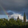 Un arc-en-ciel près de la colline du Parlement. à Ottawa.