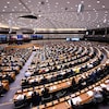 Des centaines d'élus rassemblés en plénière dans une vaste salle du Parlement européen.