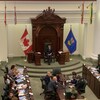 Des jeunes étudiants au Parlement jeunesse à l'Assemblée législative de l'Alberta.
