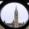 La tour de la Paix vue à travers une clôture sur la colline du Parlement, à Ottawa.