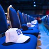 Des casquettes aux couleurs du Parti conservateur du Canada sont posées sur des chaises.