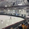 Une patineuse artistique compétitionne devant des spectateurs.