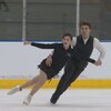 Deux personnes sur une patinoire.