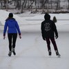 Deux patineurs sur la glace.