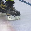 Des patins de hockey sur la glace.