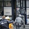 Des policiers néerlandais pénètrent dans le centre médical Erasme de Rotterdam, au Pays-Bas, le 28 septembre 2023. 