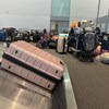 Des bagages empilés à l'aéroport Pearson de Toronto.