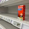Une boite de Tylenol pour enfants sur une étagère presque vide.