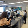 Des étudiantes en techniques d’orthèses visuelles dans un laboratoire.