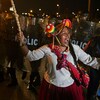 Une manifestante porte une tenue amérindienne traditionnelle.