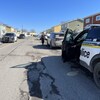 Policiers et voiture de la SQ sur une rue résidentielle de Matane.