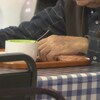 Un homme prend un repas dans une soupe populaire