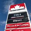 Cette station-service de Rivière-du-Loup indique que le prix du litre d'essence est de 1,98.4 $ le litre.