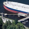 Un pétrolier amarré au terminal de Burnaby, dans le Grand Vancouver. 