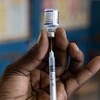 Une seringue dans une fiole de vaccin Pfizer.