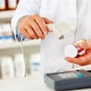 Un pharmacien numérise le code d'une boîte de médicaments.
