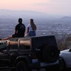 Des automobilistes réunis à South Mountain Park après le coucher de soleil, en Arizona. 
