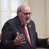 Pierre Arcand debout lors de la période des questions à l'Assemblée nationale.