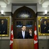 Pierre Poilievre, devant un lutrin installé dans l'édifice ouest de la colline du Parlement.