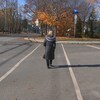 Une personne âgée traverse la rue à Sherbrooke.
