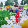 Des personnages animés dans un parc du monde réel. 