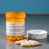 Flacon d'ordonnance et capsules illustrant des essais de traitement antiviral oral contre le virus SRAS-CoV-2.