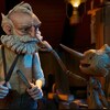 Une image d'un film d'animation montre Pinocchio toucher le nez de Gepetto du bout de son doigt, dans l'atelier de menuiserie.