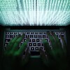 Un homme tape sur un clavier d'ordinateur. 