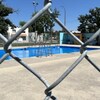 Une vue avec un grillage qui donne sur la piscine Happyland Park, dans le quartier de Saint-Boniface, à Winnipeg. 