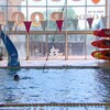 Un nageur se déplace près d'un toboggan dans la piscine Scona.
