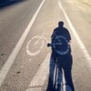 L'hombre d'un cycliste sur une piste cyclable à Winnipeg.