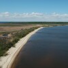 Vue aérienne de la plage Albert, sur les rives du lac Winnipeg au Manitoba, le 28 mai 2020.
