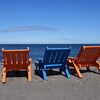 Des chaises sur une plage.