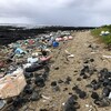Une grande quantité de déchets de plastique sur une plage.