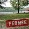 Une affiche indique que la plage est fermée.