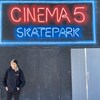 Vanessa Bowless devant l'entrée du Cinema5 Skatepark.