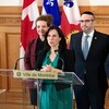 Le point de presse des quatre élus au salon Maisonneuve de l'hôtel de ville de Montréal.