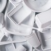 Des contenants et des ustensiles de plastique.