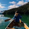 Une femme fait du canot dans l'ouest du Canada